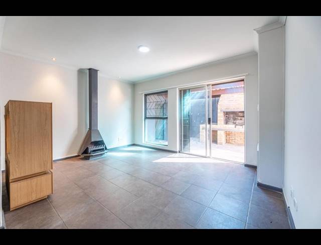 2 BEDROOM TOWNHOUSE FOR SALE IN VREDEKLOOF EAST
